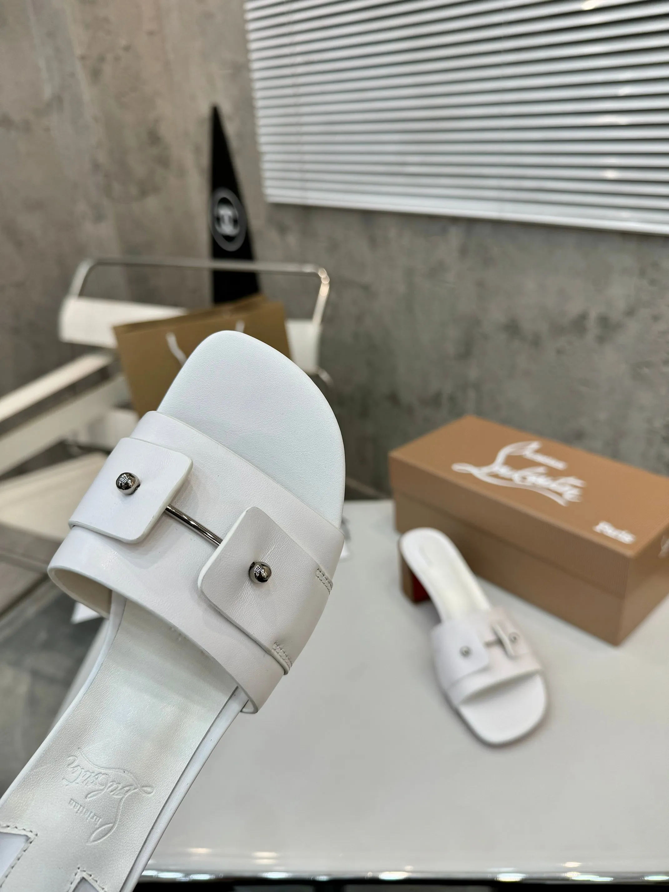 👟👟Ex-factory price 420👟👟 Genuine leather base +40 Top version Purchasing level ⚡③ colors to choose from. Christian Louboutin (CL) logo design is launched this year. The latest catwalk style of red-soled shoes 💥abbreviated as CL. This year's T-stage catwalk style of red-soled shoes👠 has a fresh and refreshing feel, and is perfect on the feet. 💃elegant and crystal clear. All accessories, materials and patterns are all customized at the original 1:1, zero distance from the original version. 1⃣ Upper: cowhide + unique logo 2⃣ Inner: sheepskin 3⃣Outsole: Original one-to-one molded genuine leather rubber non-slip two-color label outsole 4⃣🔺Original packaging 5⃣Number of yards: 35-42 (refundable or exchangeable if ordering 42)